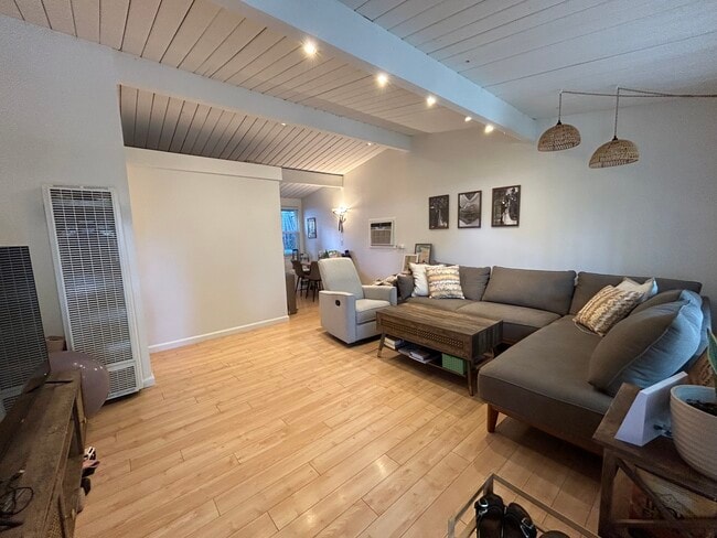 Living Room Unit 1 : view from front door