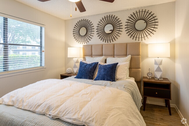 2BR, 2BA - 850SF