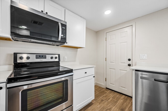 Photo - 750 W 1st St