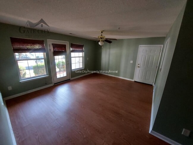 Photo - 905 Hanahan Ct