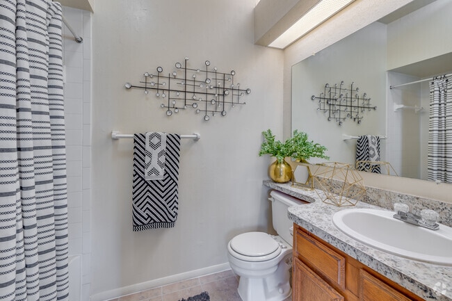 2BR, 2BA - 975SF - Restroom