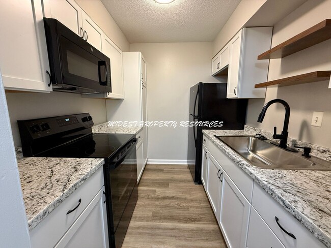 Building Photo - Stunning 1 Bedroom Apartment w/ Covered Pa... Unit y Villa Apts - 985