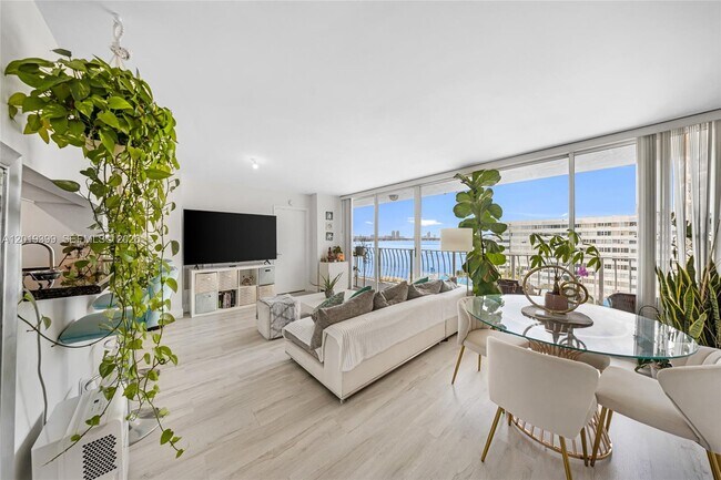 Building Photo - 7601 E Treasure Dr Unit 923