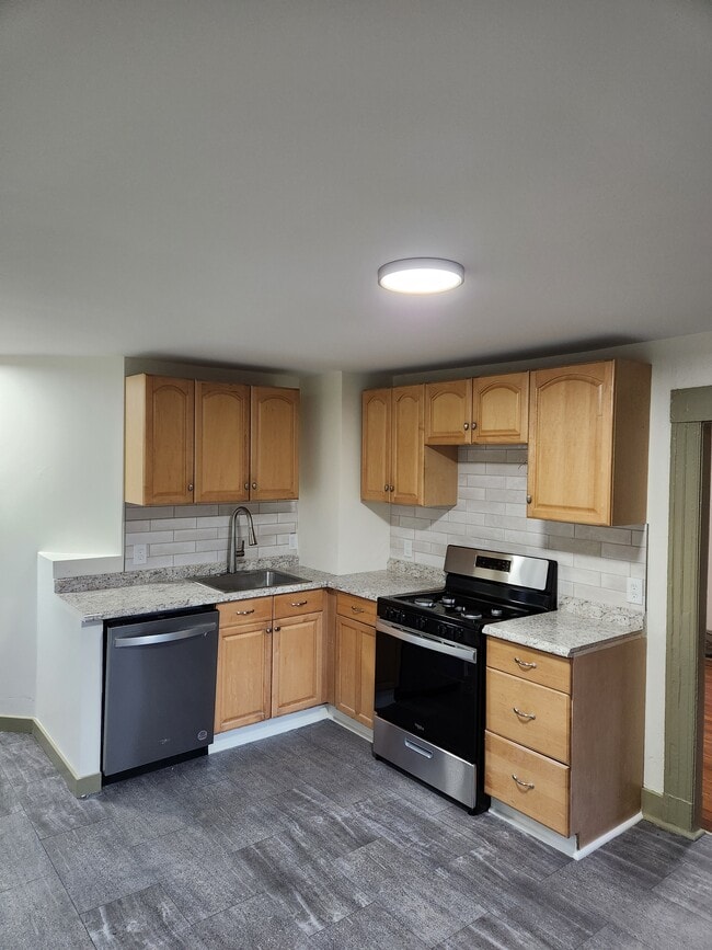 Building Photo - 4 Lawn Ave Unit 1L