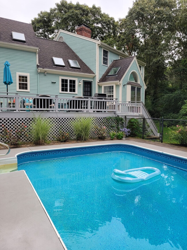 Building Photo - 10 Fox Run Rental