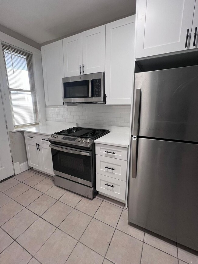 Large newly renovated 2 bedroom condo - Large newly renovated 2 bedroom condo Unit #B