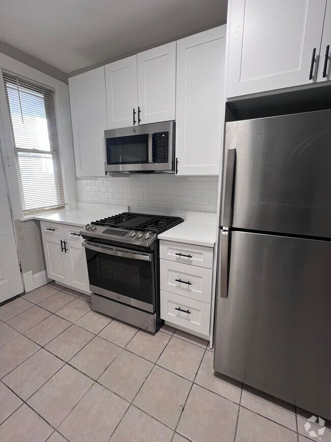 Building Photo - Large newly renovated 2 bedroom condo Unit #B