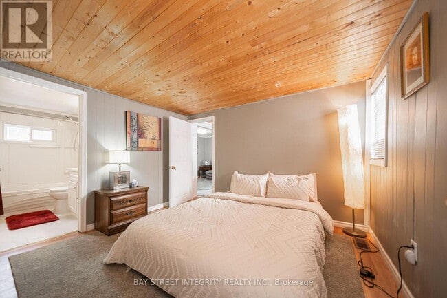 Photo - 74 De La Salle Blvd