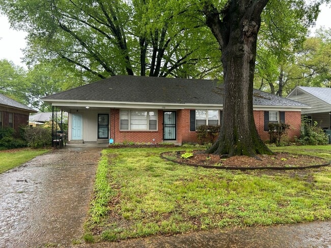 Building Photo - Welcome to this charming 3 bedroom, 1.5 bathroom home in Colonial Acres.
