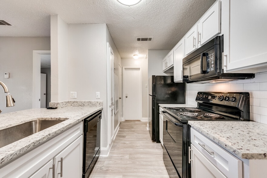 Kitchen Granite & Backsplash