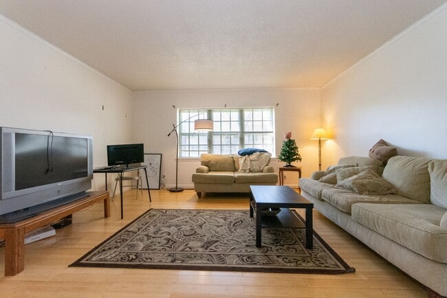 Brighton 3 Bed – Heat & Hot Water Included – 2 Parking Spots – No Fee - Brighton 3 Bed – Heat & Hot Water Included – 2 Parking Spots – No Fee