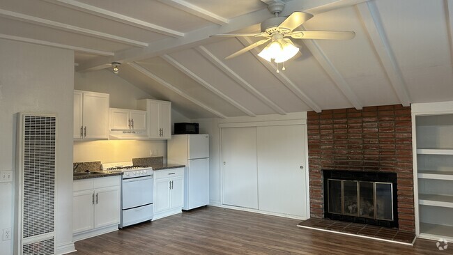 Large Studio unit with vaulted ceiling and wood burning fireplace. - 15416 Wyandotte St Unit B Rental