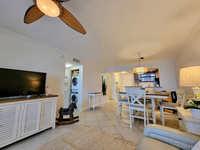 Building Photo - 111 Lake Emerald Dr Unit 406