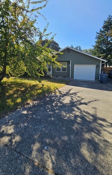 Spacious Duplex with large fenced yard