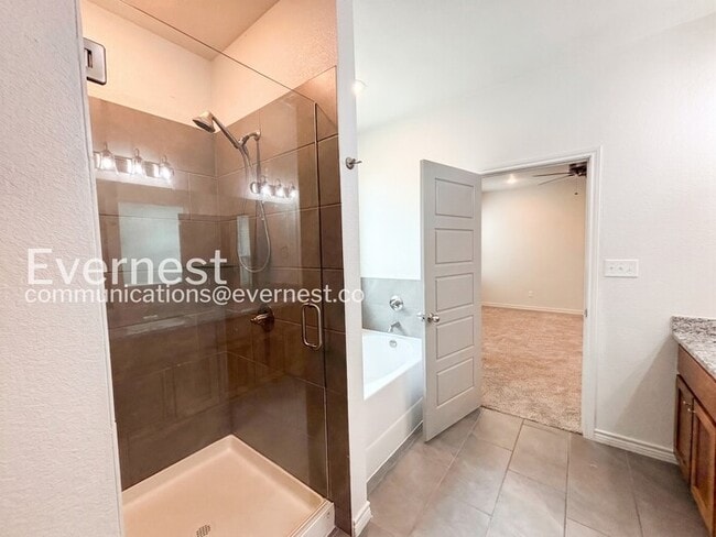 Photo - 2204 Hornbeam St