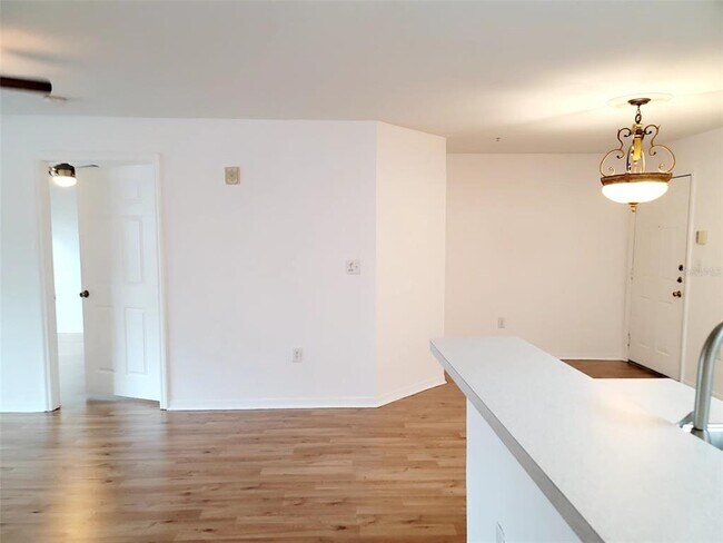 Photo - 5475 Vineland Rd Unit 206