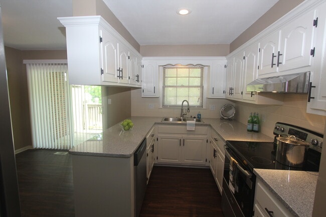 Photo - 220 NW Highland Ln