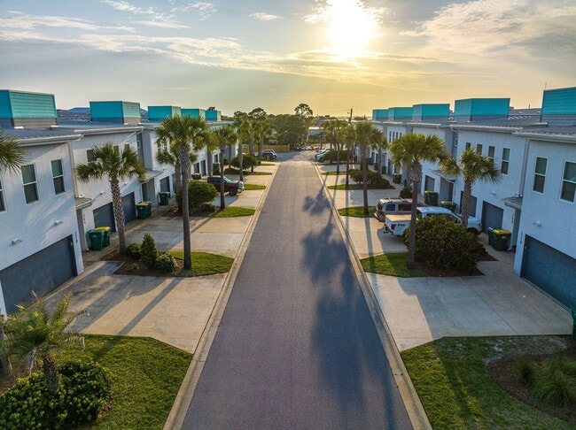 Building Photo - Luxury 3 Bedroom Townhouse on Okaloosa Island!