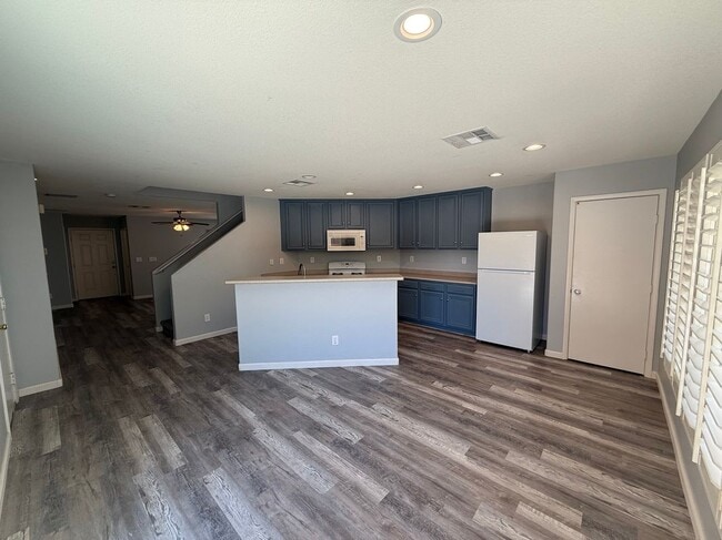 Photo - 684 Magrath St