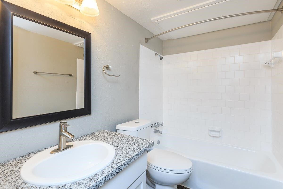 Photo - 1212 Hampshire Ln