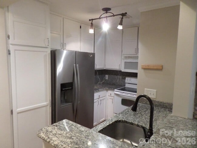 Photo - 1109 E Morehead St Unidad 10