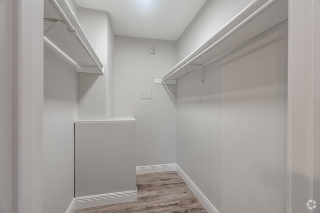 1BR, 1BA - 684SF
