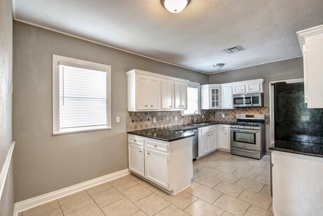 Photo - 1135 Woodland St