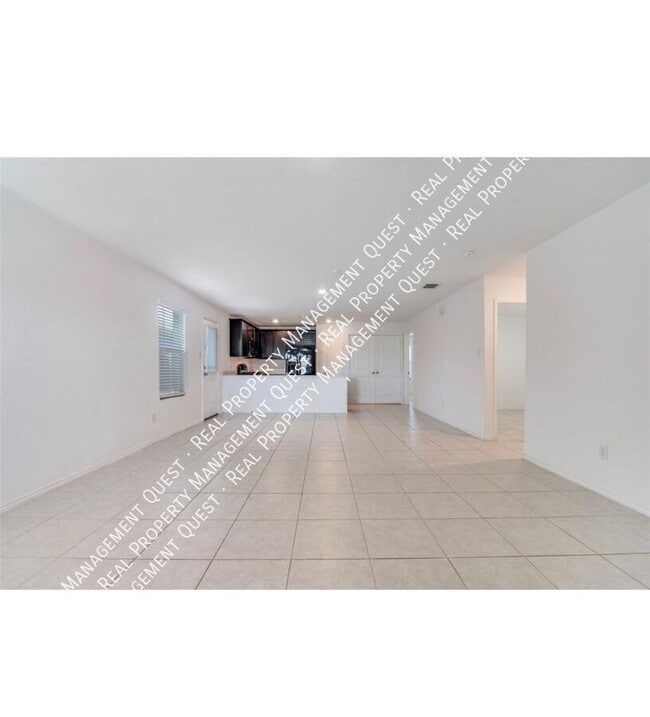 Photo - 2525 Russell St