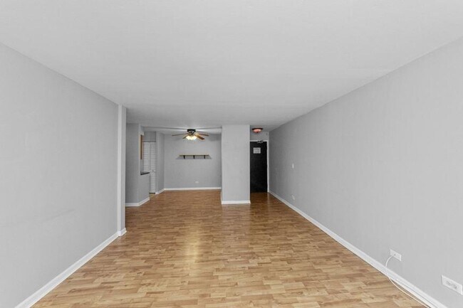 Building Photo - 2 bedroom in Chicago IL 60613 Unit 321 Rental