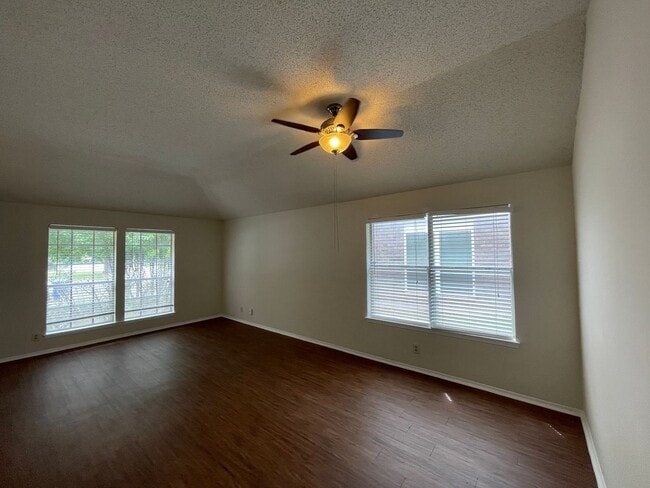 Photo - SPACIOUS HOME  - 2 LIVING AREAS - HUGE YARD - COVERED PORCH