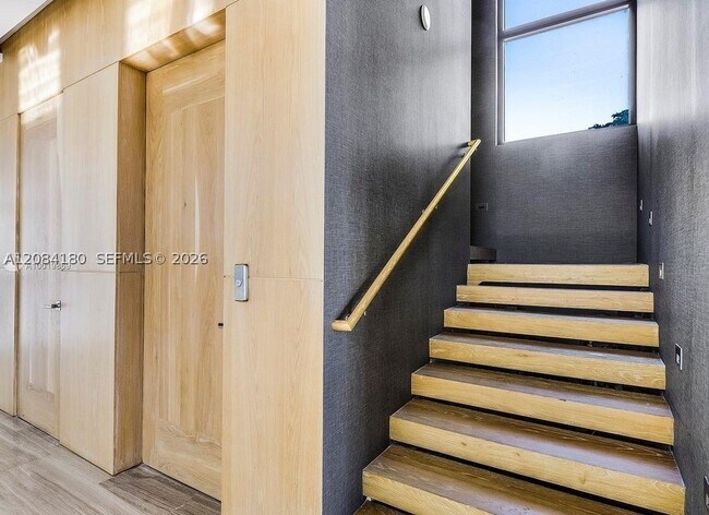 Building Photo - 321 E Dilido Dr