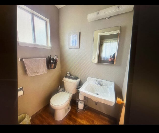 Building Photo - 1103 Carriage Square Dr