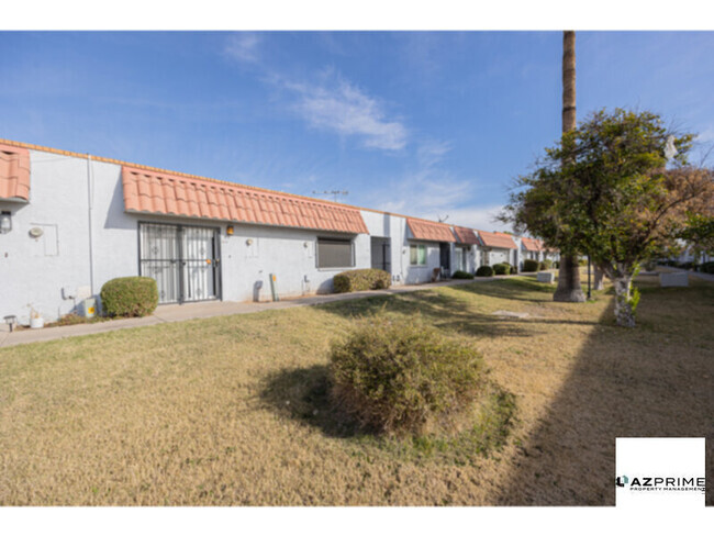 Building Photo - Don't miss this Beautiful 2/1 Phoenix Cond... Rental