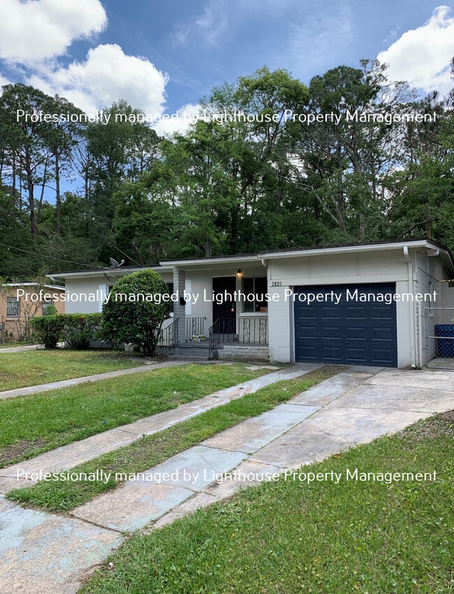 Building Photo - Huge 4 Bedroom Home With Sunroom And Garage