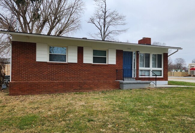 Charming 3 bedroom 1 bath in Crestwood wit... - Charming 3 bedroom 1 bath in Crestwood wit... House
