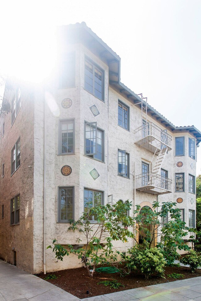 Photo - Garden View, Built-in Storage: Charming, Junior 1-bedroom apartment in Piedmont Ave. neighborhood... Unidad 205