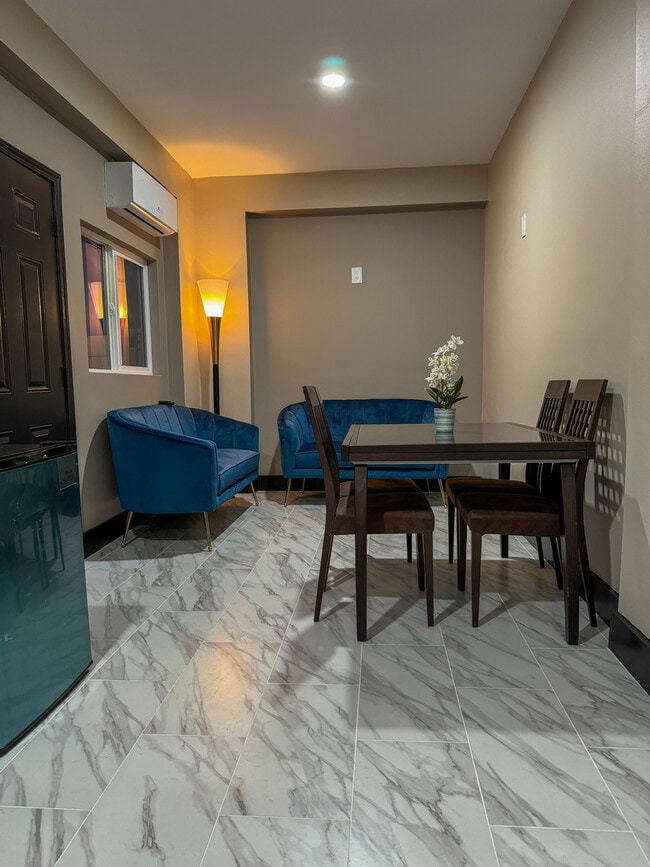 Beautiful 1 bedroom apartment with small kitchen & bathroom. Quiet street. Secured property. - 1679 Brockton Ln Unit Same as the Main House