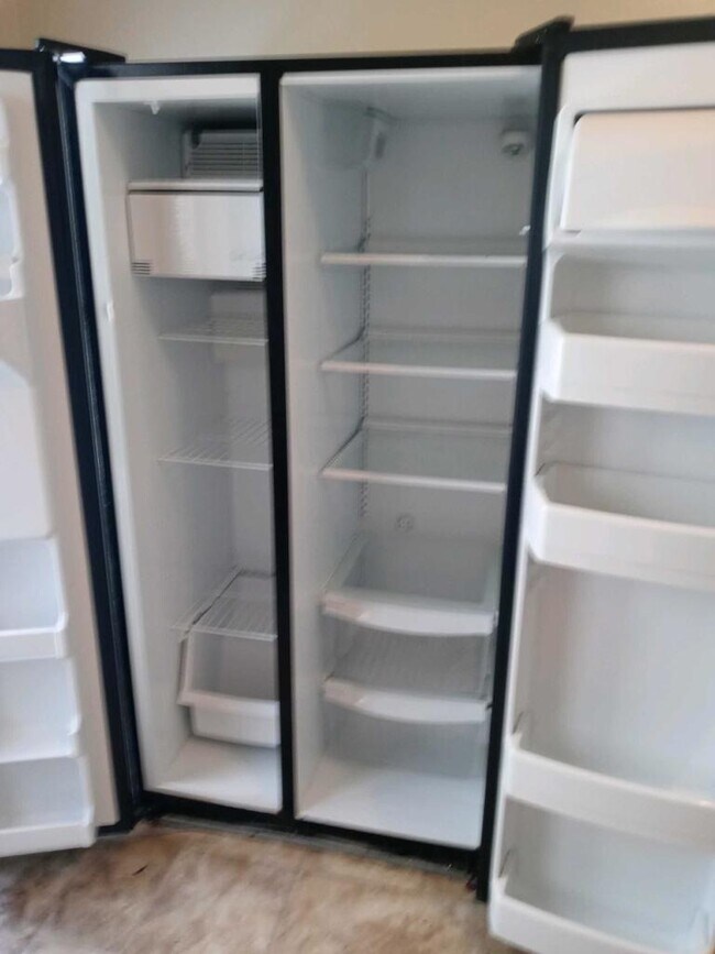 Fridge - 121 Lakeview Ave Unit 1