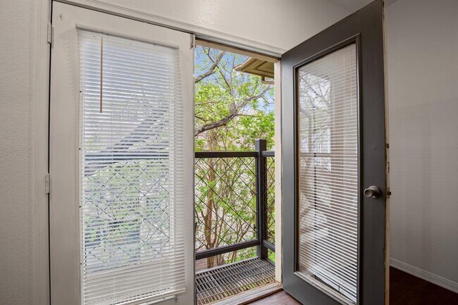 Photo - 1006 1/2 W 22nd St Unit 304