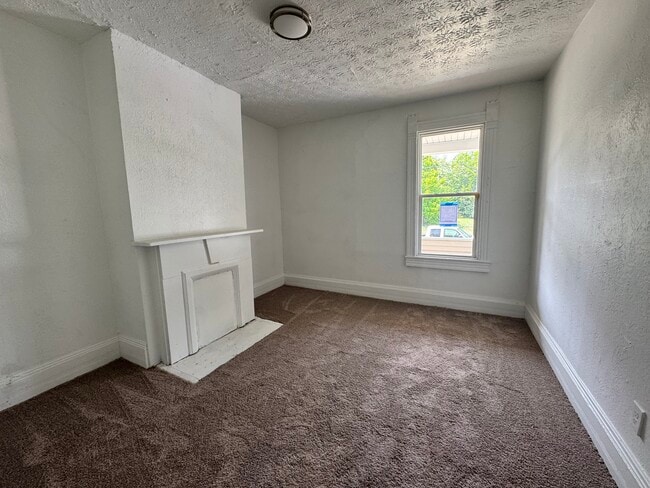 2195 E 73rd St Unidad Down