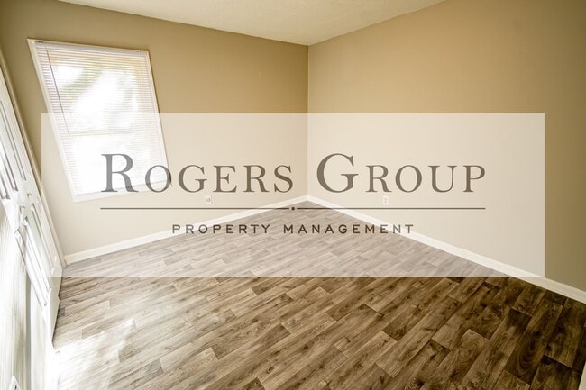 Photo - 322 N Clark St