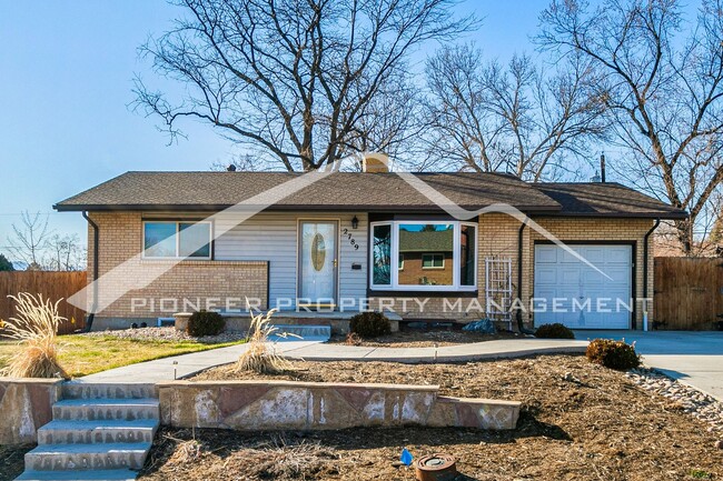 Spacious Home With Fenced In Back Yard! - Spacious Home With Fenced In Back Yard!