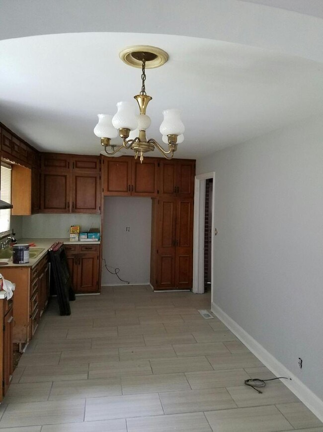 Building Photo - Newly renovated home