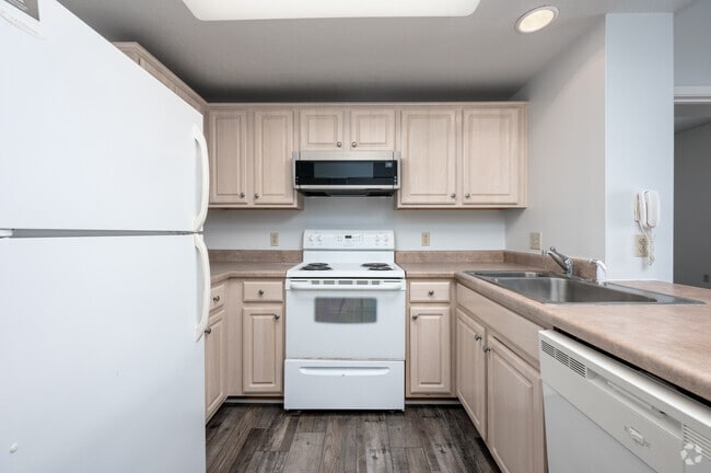 2BR, 2BA - 750SF - Kitchen - State Street Commons