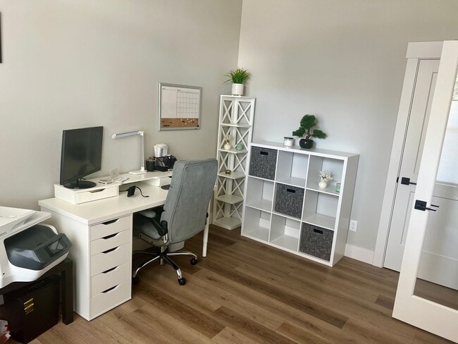 Photo - GORGEOUS CUSTOMIZED HOME - ALL THE DETAILS HERE!! 4bd/2.5ba + Bonus Rooms Excellent Location!!