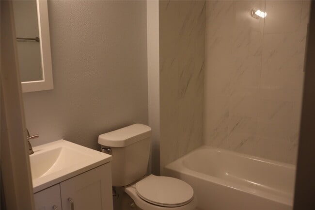 Building Photo - 1063 Birnham Woods Blvd