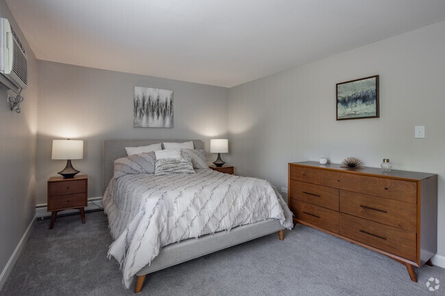 2BR, 1BA - 950SF