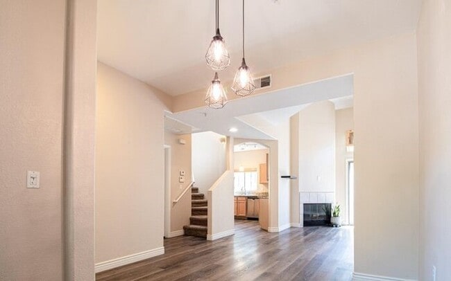 Photo - Gorgeous 2/2.5 condo for rent in Scottsdale.