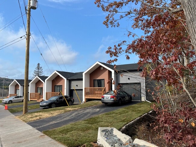 Building Photo - Oakmount Dr