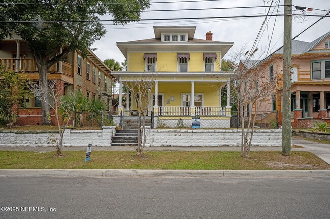 Building Photo - 343 7th St W